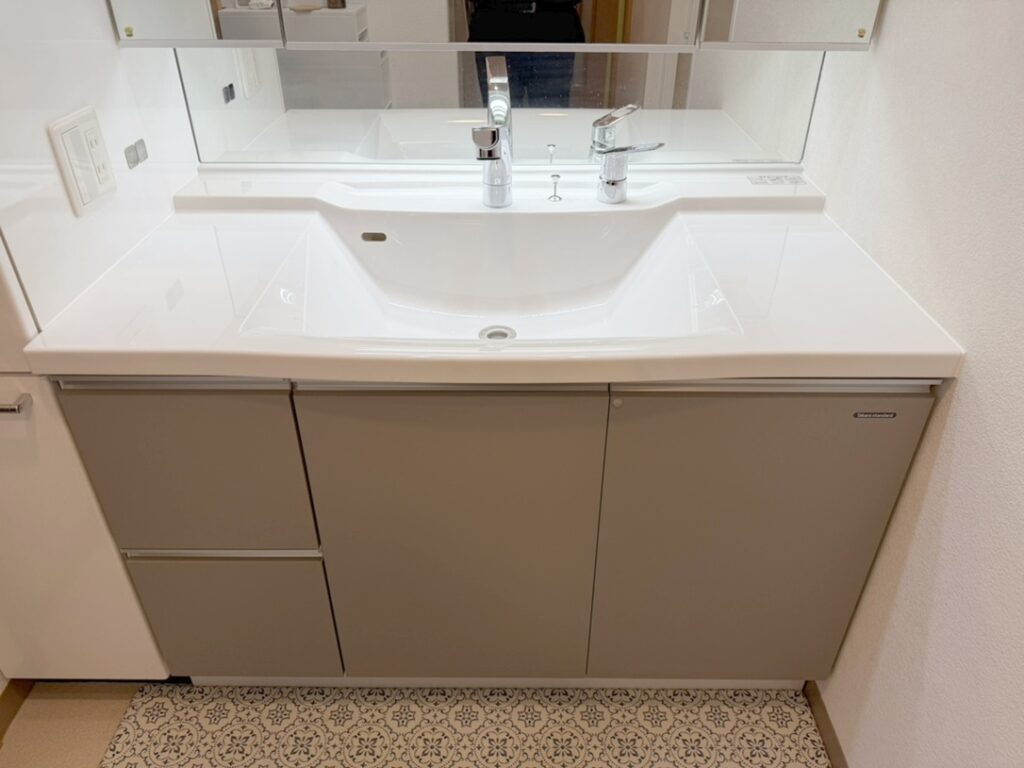継ぎ目の少ない一体型カウンターを採用し、汚れがたまりにくくお掃除も簡単。広々としたボウルで毎日の身支度も快適です。