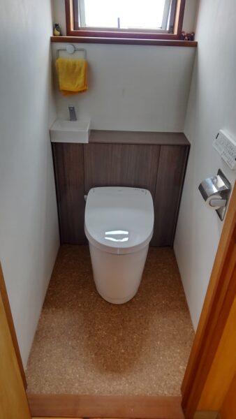 2階トイレをLIXIL「Jフィット」に交換、コルク調の床で落ち着いた空間へ／宮崎県宮崎市