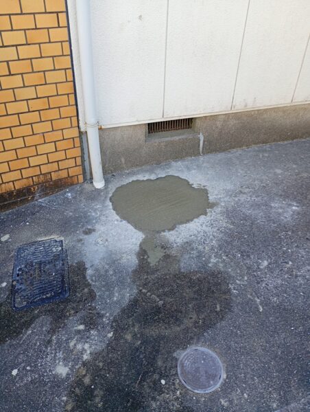 宮崎市大塚台西で漏水を止めた給排水修理、赤丸で囲んだ箇所から配管材料で補修