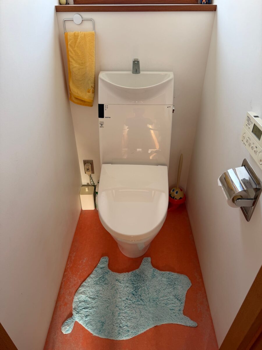 配管をキャビネットに隠し、すっきりとした2階トイレ空間へ