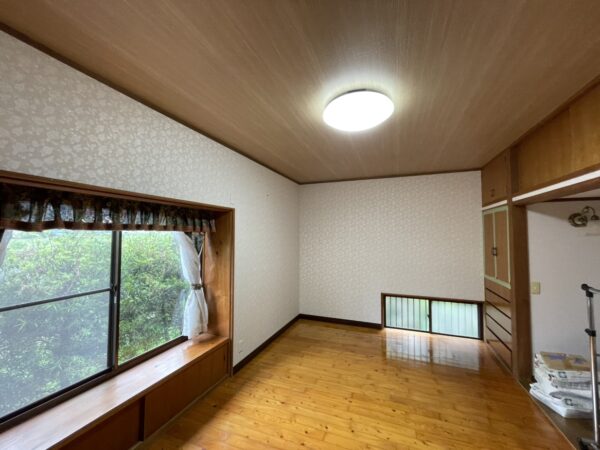 天井下地から作り直し、コイズミLED照明で明るく／宮崎市加江田の寝室クロス張替え
