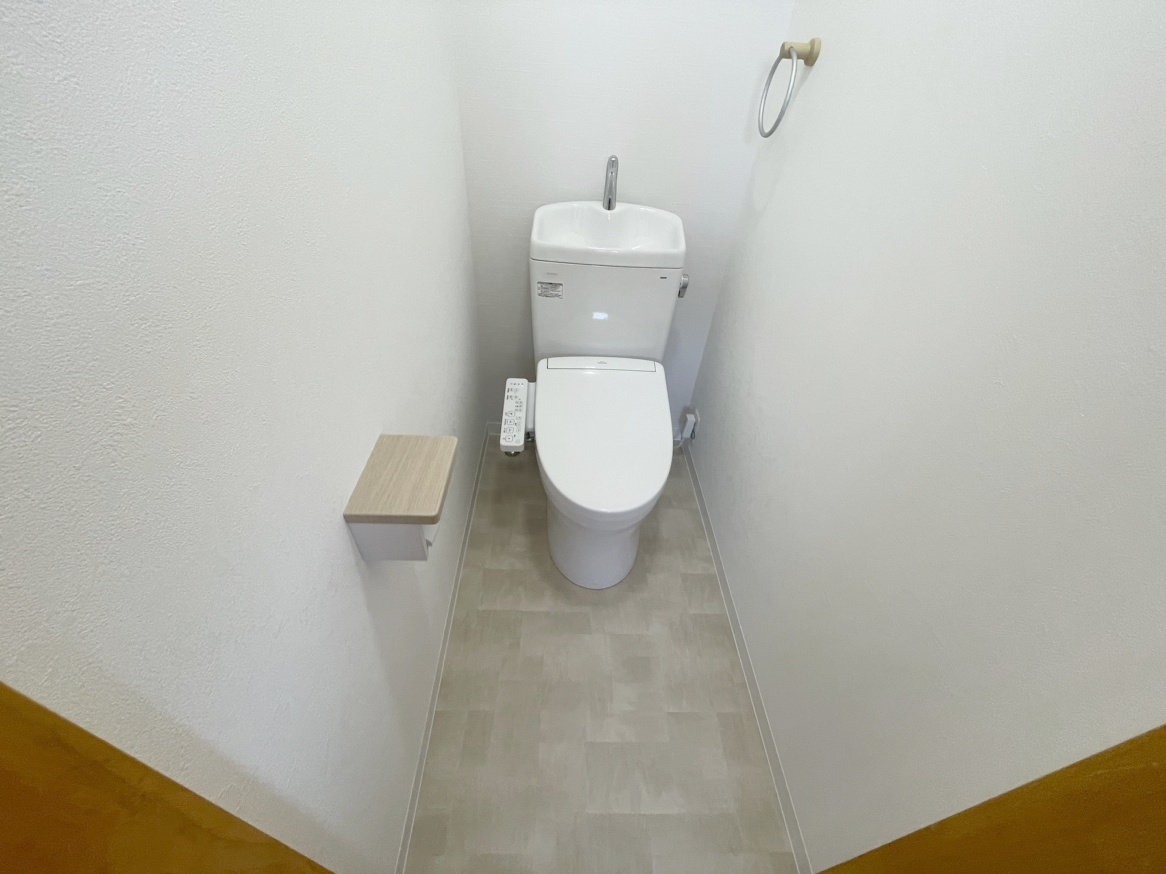 床はCFシート仕上げ、タオルリングと紙巻器を設置