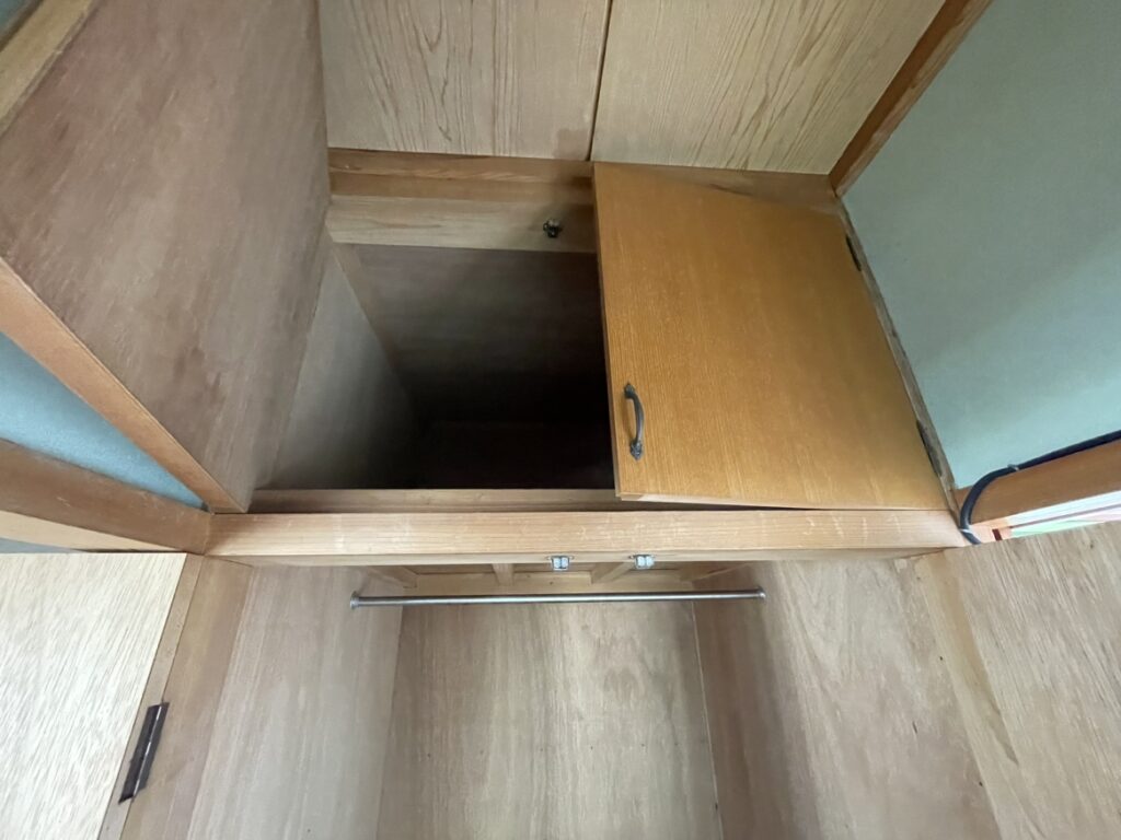 天井が開口しており、階段の吹抜け空間とつながっていた。
